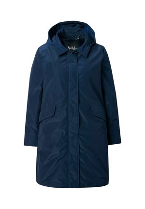 Marineblauwe regenjas met capuchon, een voorpand met knopen, twee grote zijzakken en een licht getextureerd glanzend materiaal.