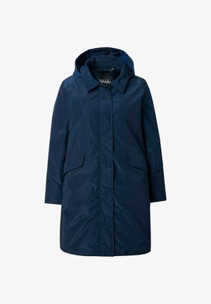 Tmavě modrý nepromokavý kabát s kapucí, zapínáním na knoflíky, dvěma velkými bočními kapsami a mírně strukturovaným lesklým materiálem.