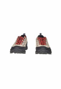 Scarpe da trekking beige chiaro con suola in gomma nera. Caratteristiche includono lacci rossi, tomaia in rete decorata e linguetta sul tallone.