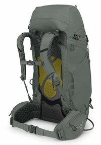 Mochila de senderismo gris con un diseño estructurado. Cuenta con correas de malla acolchadas, hebilla ajustable y panel trasero transpirable con acentos amarillos.