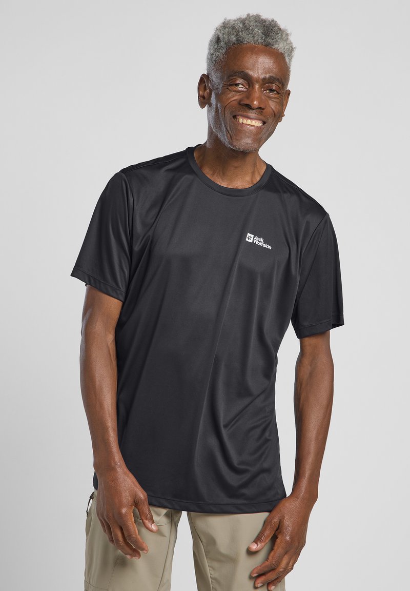 Schwarzes kurzärmeliges Sportshirt aus leichtem, glattem Material mit rundem Ausschnitt und minimalem Branding auf der Brust.