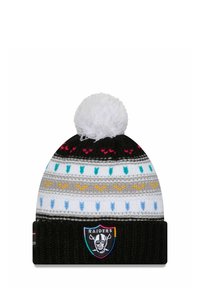 Schwarze Strickmütze mit einem weißen Pompon. Verfügt über mehrfarbige horizontale Streifen und ein Raiders-Logo-Patch auf der Vorderseite.