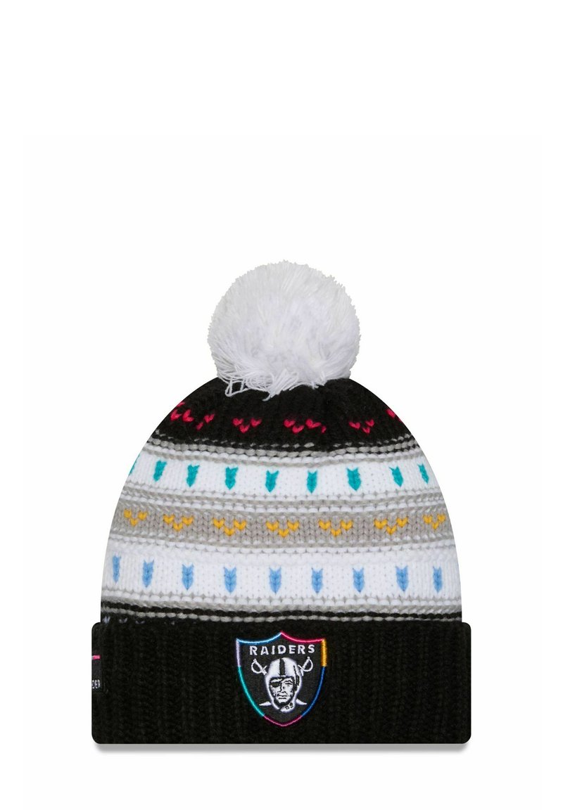 Schwarze Strickmütze mit einem weißen Pompon. Verfügt über mehrfarbige horizontale Streifen und ein Raiders-Logo-Patch auf der Vorderseite.