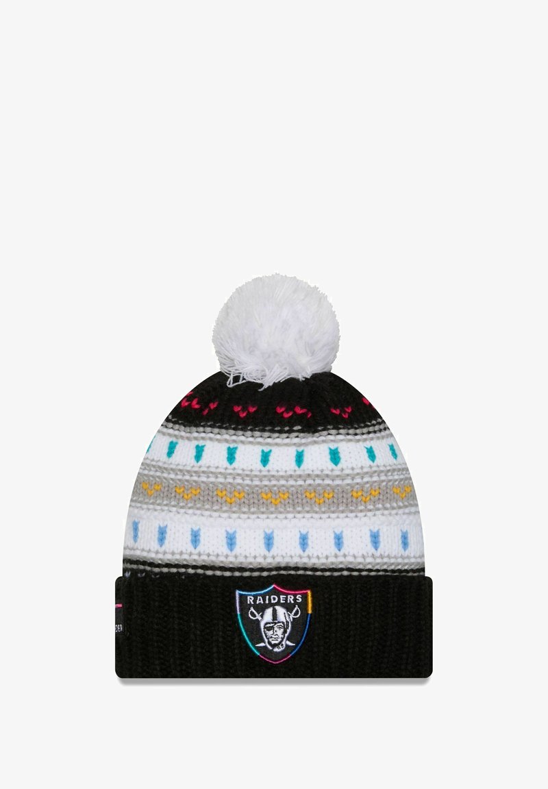 Berretto di maglia nero con una pom-pom bianca. Presenta strisce orizzontali multicolori e un patch con il logo dei Raiders sulla parte anteriore.