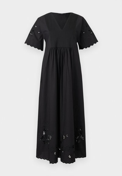 Robe maxi noire avec col en V, ourlet et manches festonnés, broderie florale découpée sur les manches et la jupe.