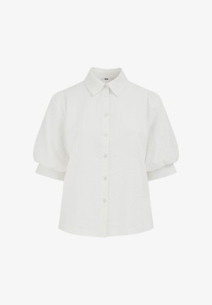 Valge lühikeste varrukatega pluus mullvarrukatega, terava krae, nööpidega esiküljel ja õrna tekstuuriga kangas.