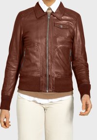 Brun läderjacka med dragkedja fram, två sidofickor och en bröstficka. Ribbad manschetter och nederkant, slät textur och detaljerad sömnad.