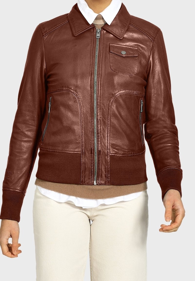 Brun läderjacka med dragkedja fram, två sidofickor och en bröstficka. Ribbad manschetter och nederkant, slät textur och detaljerad sömnad.