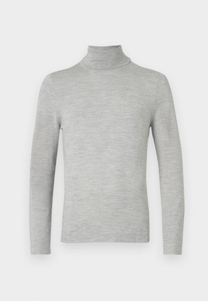 Jasnoszary sweter z długim rękawem i kołnierzem typu golf, o delikatnej fakturze dzianiny, zaprezentowany na jednolitym białym tle.