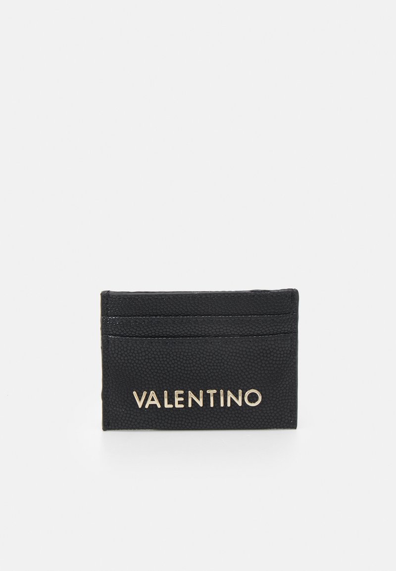 Porte-cartes en cuir noir avec finition texturée, comportant quatre emplacements pour cartes et un logo "VALENTINO" embossé en doré métallique.