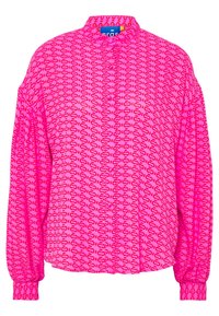 Fuksjowa koszula z długim rękawem i wysokim kołnierzem, z powtarzającym się wzorem połączonych kształtów oraz marszczonymi rękawami. Teksturowany materiał z guzikami.