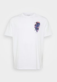 Hvid kortærmet T-shirt med tre mørkeblå og røde gradientkranier stablet lodret på venstre bryst, med lille sort tekst.