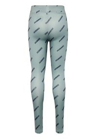 Gröna leggings med ett upprepat all-over mönster av "HUMMEL"-logotypen i marinblått. Tillverkade avstretchigt tyg, designade för komfort och aktiv träning.