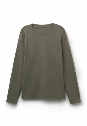 Camiseta de manga larga, color verde oliva, cuello redondo y ajuste relajado, presentada extendida sobre un fondo blanco.