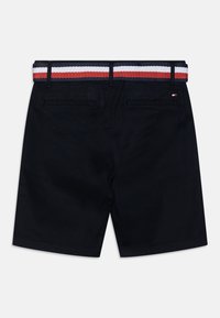Pantaloni corti neri con una cintura intrecciata a strisce rosso, bianco e blu. Presentano due tasche posteriori e gambe rette. Realizzati in un tessuto robusto.