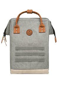 Grauer Canvas-Rucksack mit braunen Lederelementen, ausgestattet mit einem oberen Griff, einem Reißverschluss und drei horizontalen Gurtbändern auf der Vorderseite.