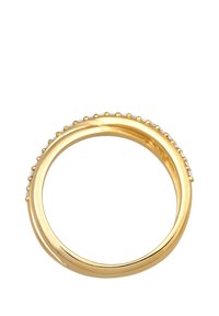 Guldring med en glat, poleret overflade og en række små klare ædelsten langs den ene kant, med et enkelt, afrundet design.