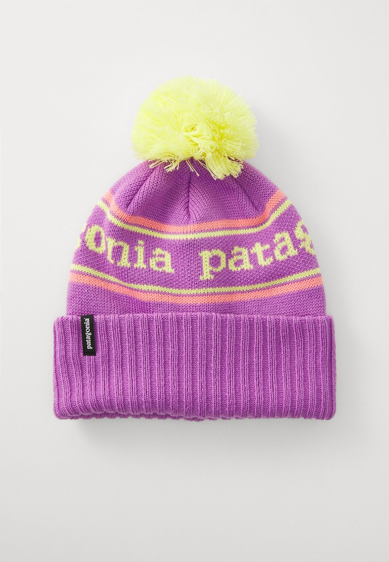 Gorro de malha roxo com um pompom amarelo, apresentando uma bainha canelada e riscas horizontais multicoloridas. Etiqueta de logotipo na lateral.