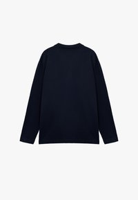 Marineblaues Langarmshirt, Rundhalsausschnitt, weicher Stoff, lockere Passform, flache Nähte, keine sichtbaren Logos oder Muster, einheitliche Farbe durchgehend.