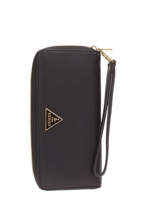 Portafoglio in pelle nera a ciottoli con zip dorata, dotato di una tracolla e di un emblema triangolare dorato con il nome del marchio sul davanti.