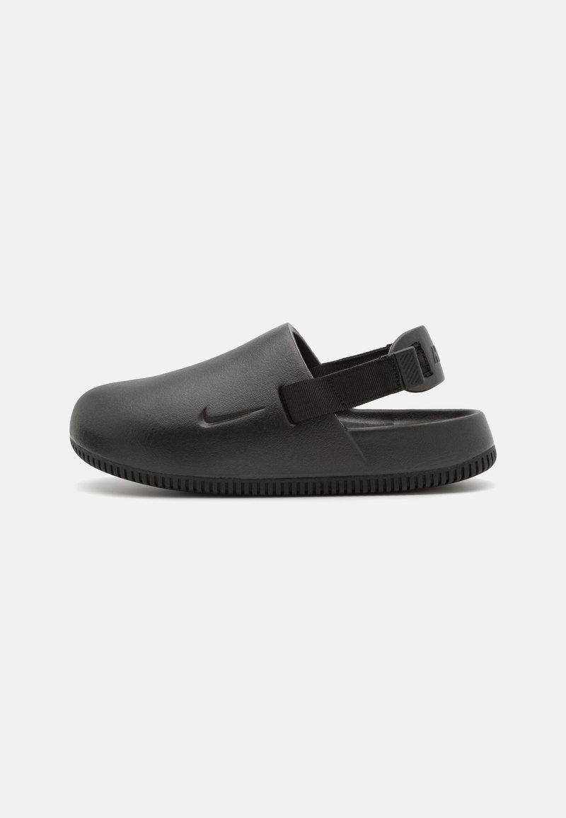 Svarte Nike klager med en jevn, matt overflate. Har bakrem og teksturert såle for godt grep. Enkel, avrundet design.