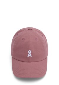 Baseballkappe in staubrosa, aus strukturiertem Baumwollstoff, mit einem weißen gestickten Logo auf der Vorderseite und genähten Belüftungsöffnungen oben.