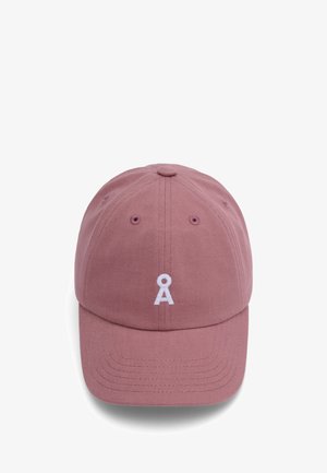 Casquette de baseball en rose poussiéreux, fabriquée en coton texturé, ornée d'un logo brodé blanc à l'avant, avec des trous de ventilation cousus sur le dessus.