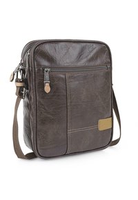 Bolso mensajero de cuero marrón con superficie texturizada, correa de hombro adjustable, bolsillo frontal con cremallera y detalles en color miel. Diseño rectangular compacto.