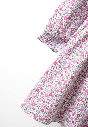 Blumenkleid mit weißem Hintergrund, das kleine pinkfarbene, lila und grüne Blumen zeigt. Mit elastischen Ärmelbündchen und einem fließenden Saum.