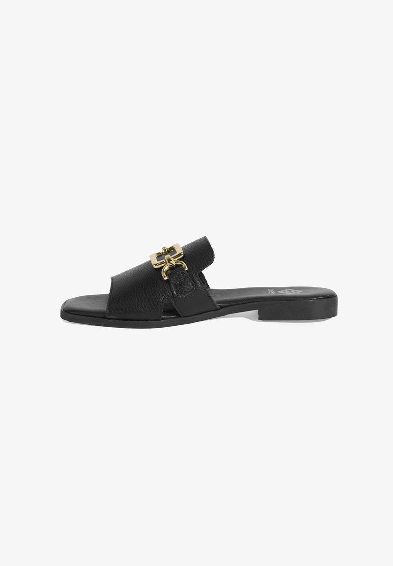 Zwarte slip-on sandaal met een textuur van leer, voorzien van een gouden accent en een flat-soled design. Open tenen ontwerp met een brede band.