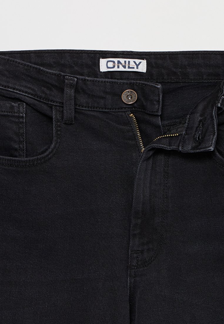 Zwarte denim jeans met een tailleband, zichtbare stiksels, metalen knoop en rits. Heeft standaard zakken en een zachte textuur.