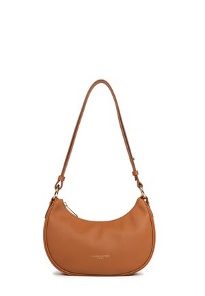 Borsa a tracolla in pelle marrone con forma curvata, tracolla regolabile, dettagli in oro e chiusura con zip. Texture liscia con un dettaglio del logo.