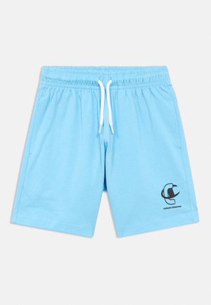 Lyseblå sportsshorts med elastisk midje, hvit snor, sidelommer og svart logo nederst på høyre ben.