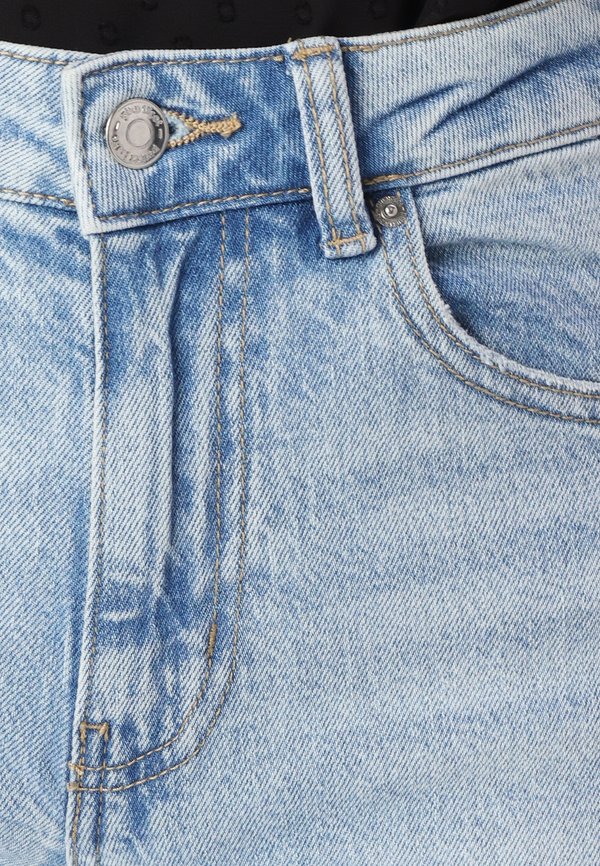 CLASSIC  - Flared Jeans3