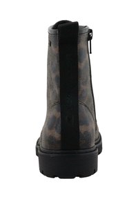 Stivaletto alla caviglia con stampa leopardata marrone, superficie texturizzata, elastico nero sui lati e linguetta sul retro, e suola in gomma. Chiusura con zip laterale visibile.