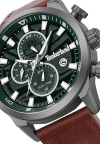 Orologio Timberland con quadrante verde texturizzato, indicatori delle ore argentati, due subquadranti e cinturino in pelle marrone. Cassa in acciaio inossidabile.