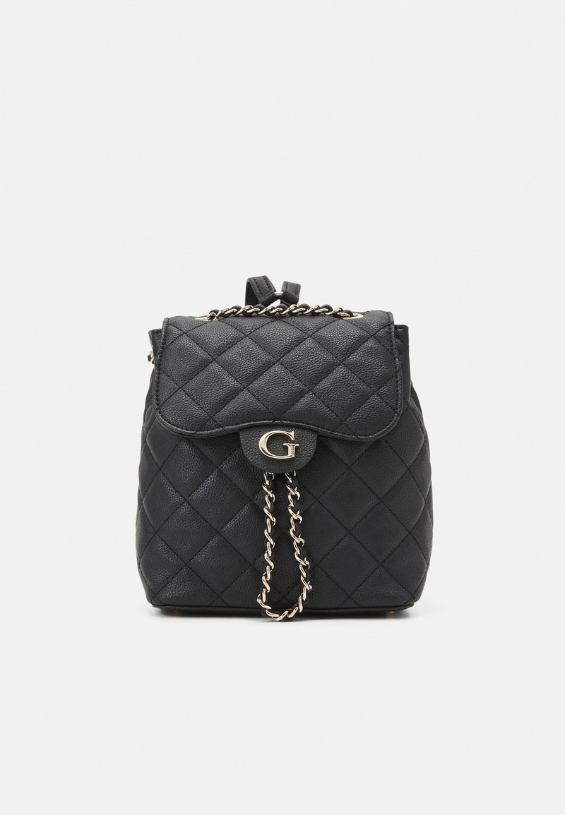 Sac à dos en cuir noir matelassé avec rabat avant, détail chaîne dorée et lettre G dorée sur le fermoir.