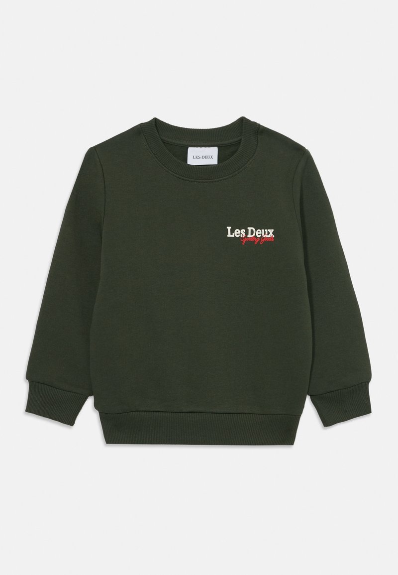 Sweat-shirt vert foncé à manches longues, avec poignets et ourlet côtelés, col rond et logo "Les Deux" en écriture rouge sur la poitrine gauche.
