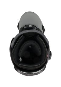 Grauer Snowboardstiefel mit schwarzen Akzenten, weichem gepolstertem Innenbereich und einem runden Drehverschluss für eine anpassbare Passform. Strukturiertete Außenfläche.