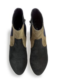 Botas de tobillo de ante negro y oliva con un diseño elegante, cierre de cremallera en el lado y acentos de color bloqueado curvados.