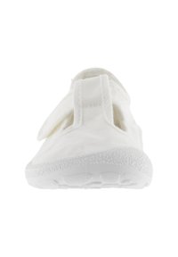 Zapatilla de tela blanca con suela de goma texturizada, que presenta una puntera cerrada y dos correas de gancho y bucle para un ajuste seguro y ventilación.