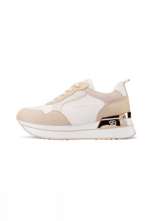 Sneaker beige e bianco con texture in suede e pelle liscia, suola spessa, dettagli dorati e cavigliera imbottita per il comfort.