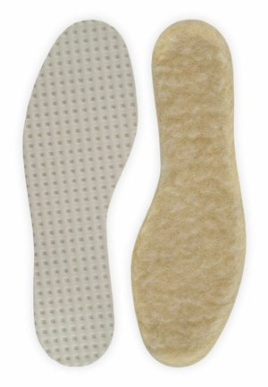 Par beige skosåler, den ene med en tekstureret gummibelagt underside og den anden med en blød, filt-lignende overside.