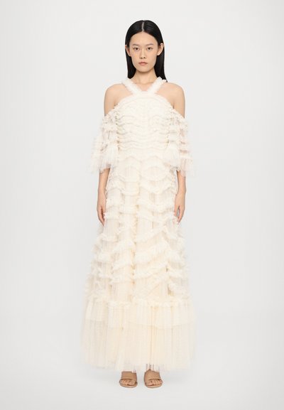 Crème off-shoulder jurk met laagjes ruches, tule stof en textuurpatronen. Vloerlengte met een aansluitende bodice en een vloeiende rok.