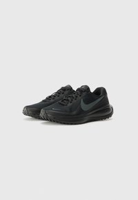 Schwarze Sport-Sneaker mit einem atmungsaktiven Mesh-Obermaterial, flachen Schnürsenkeln, gepolsterten Sohlen und einem dezenten Logo an der Seite. Strukturierte Laufsohle.