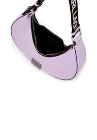 Bolsa de couro lilás com uma forma curvada, fecho de correr prateado e interior preto. Apresenta uma alça com logo para uso ao ombro e um design elegante.