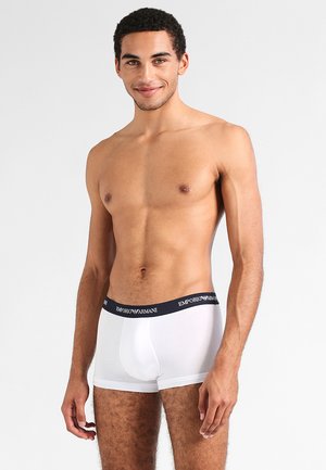 Baltas bokseris ar melnu "Emporio Armani" jostasvietu, izgatavots no gludas, elastīgas auduma. Izstrādāts komfortam un piegulošai siluetam.
