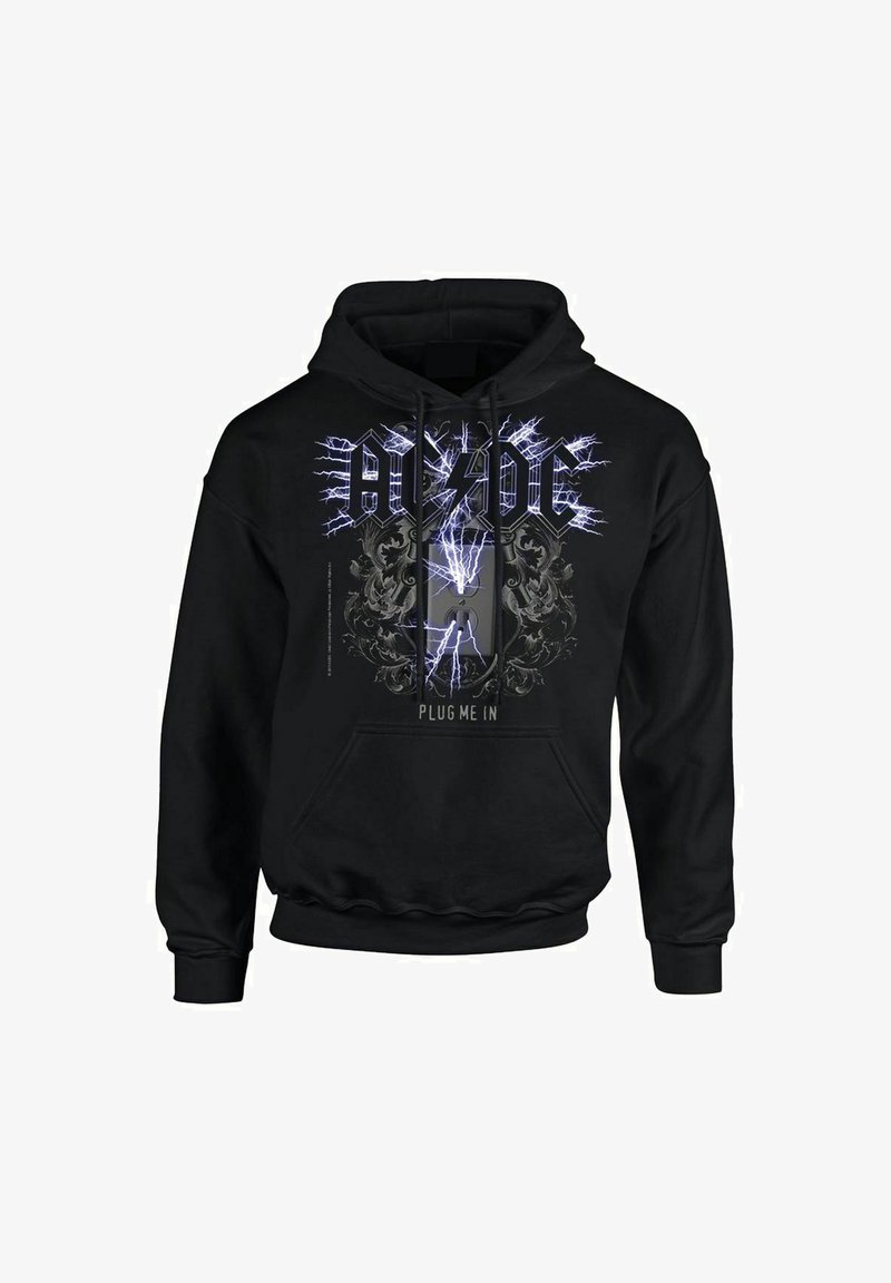 Svart hoodie med ett grafiskt mönster som inkluderar blixtar, detaljerade accenter och texten "PLUG ME IN" tydligt visad.