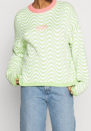 Groen en wit gestreept sweater met een golvend patroon, roze ribbelkraag en lichte textuur. Heeft geborduurde "RAGGED" details.