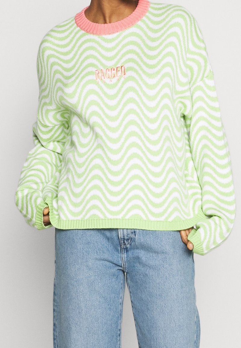 Zielono-biały sweter w paski z falistym wzorem, różowym ściągaczem na szyi i lekką fakturą. Zawiera haftowany napis "RAGGED".